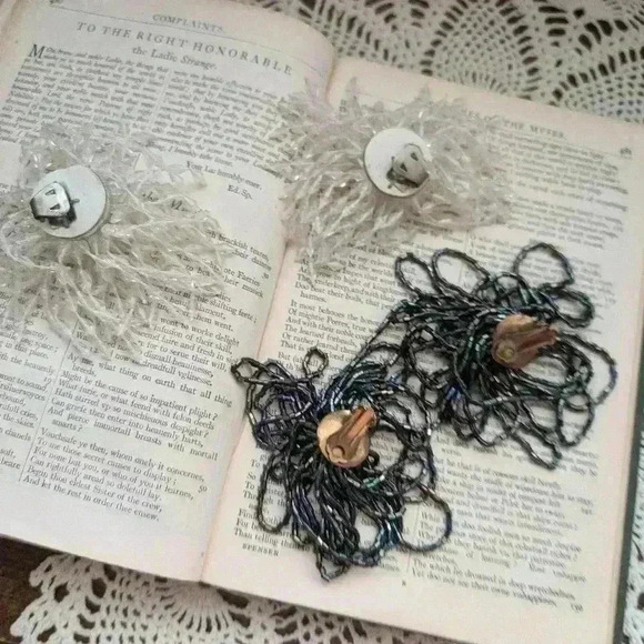 Pair of vintage 1950s sparkle clip on  earrings - Picture 7 of 8